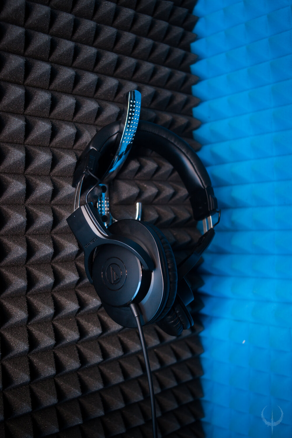 наушники, наушники hyperx cloud revolver, hyperx cloud 2 wireless, hyperx cloud alpha cloud9 edition, наушники крупным планом в студии звукозаписи