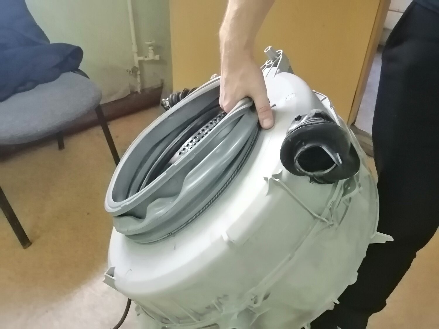 распиленный бак стиральной машины индезит, бак стиральной машины indesit wise 10, разрезаем бак стиральной машины индезит, склейка бака стиральной машины индезит, отрезка бака стиральной машины индезит 104