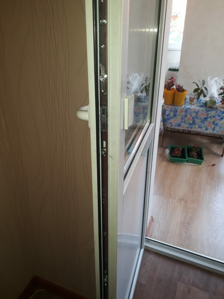 механизм балконной двери, дверь, сквозная ручка для балконной двери, пластиковая дверь торец, окна