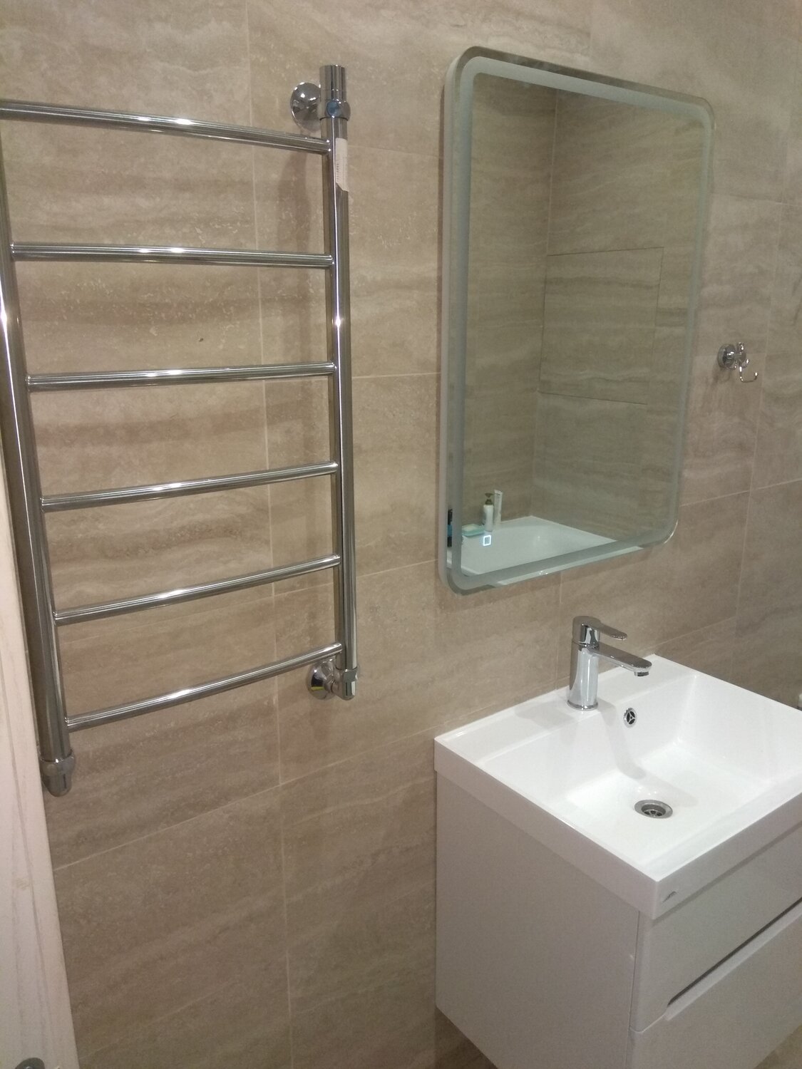 полотенцесушитель, полотенцесушитель сбоку от раковины, полотенцесушитель в совмещенном санузле, ванная комната, водяной полотенцесушитель сунержа элегия-эко 1000x400