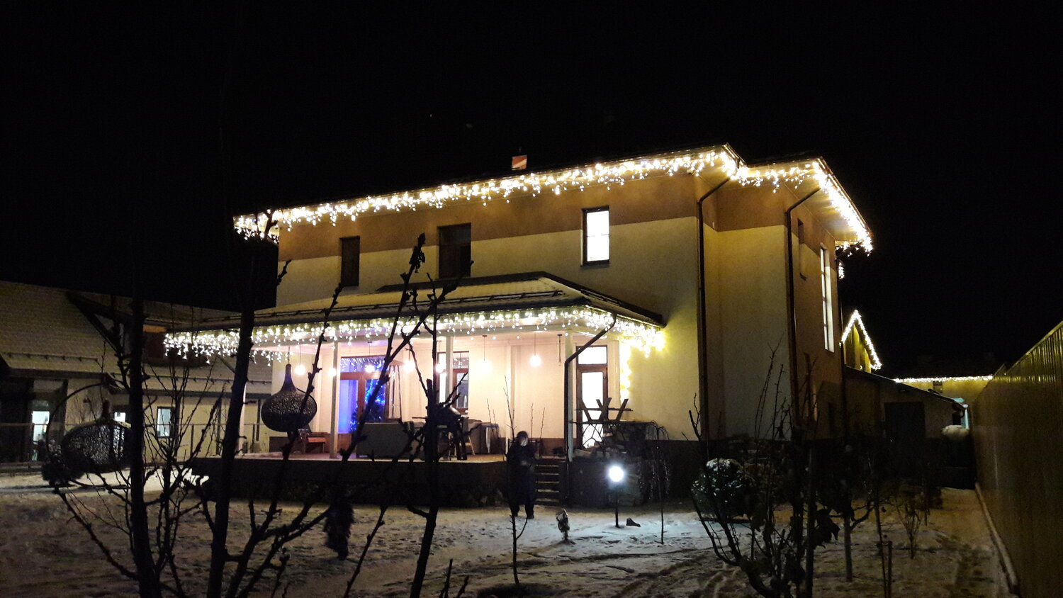 освещение, загородный дом, уличная гирлянда бахрома на отдельно стоящем навесе, здание, рождественское украшение фасадов кафе
