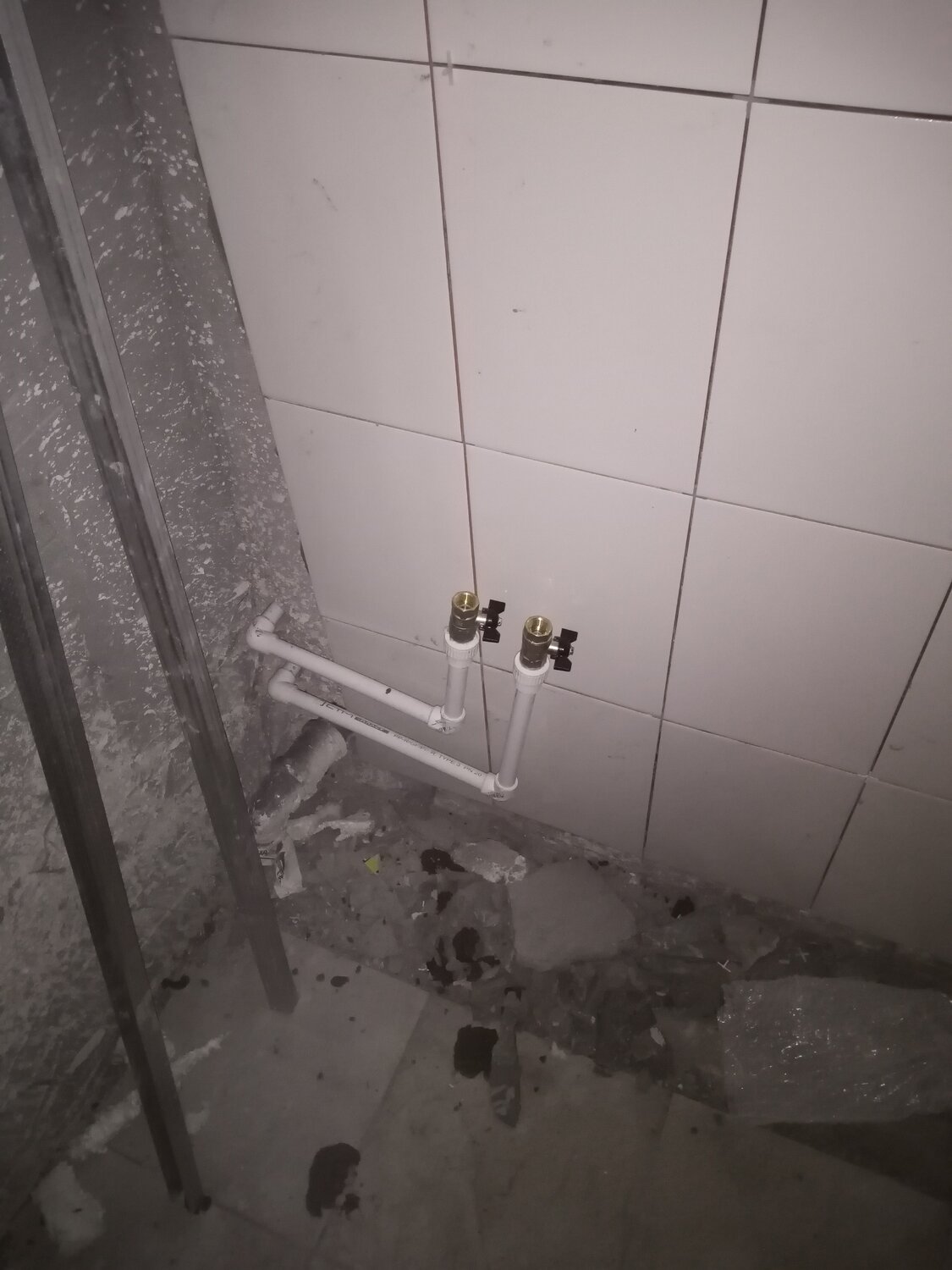 ванная комната штробление под трубы, штроба под водорозетки, прокладка труб в душевой, укладка нижнего ряда плитки в ванной, ванна в штробу