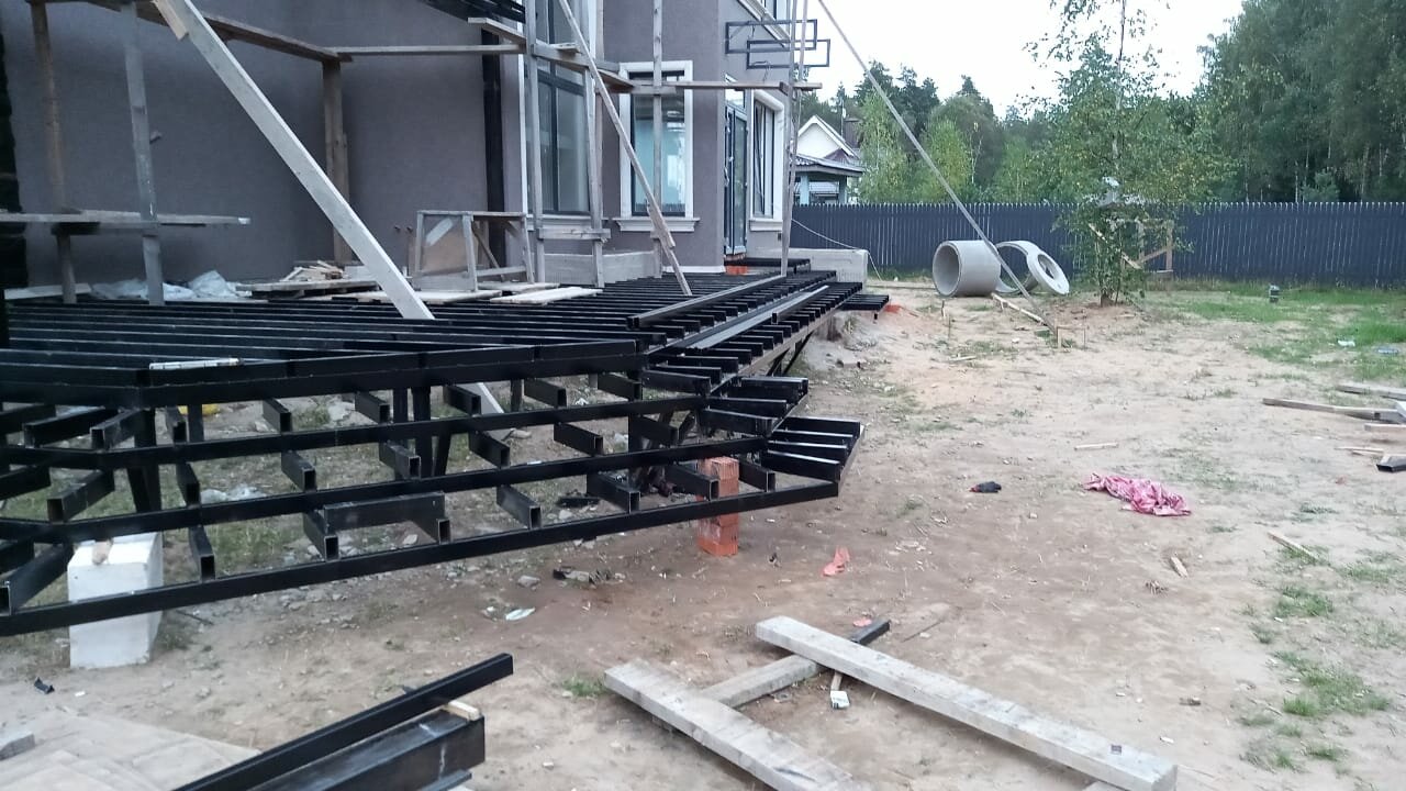металлический каркас на винтовых сваях, свайный фундамент для террасы, веранда металлический каркас, металлокаркас для веранды, ступени на винтовых сваях