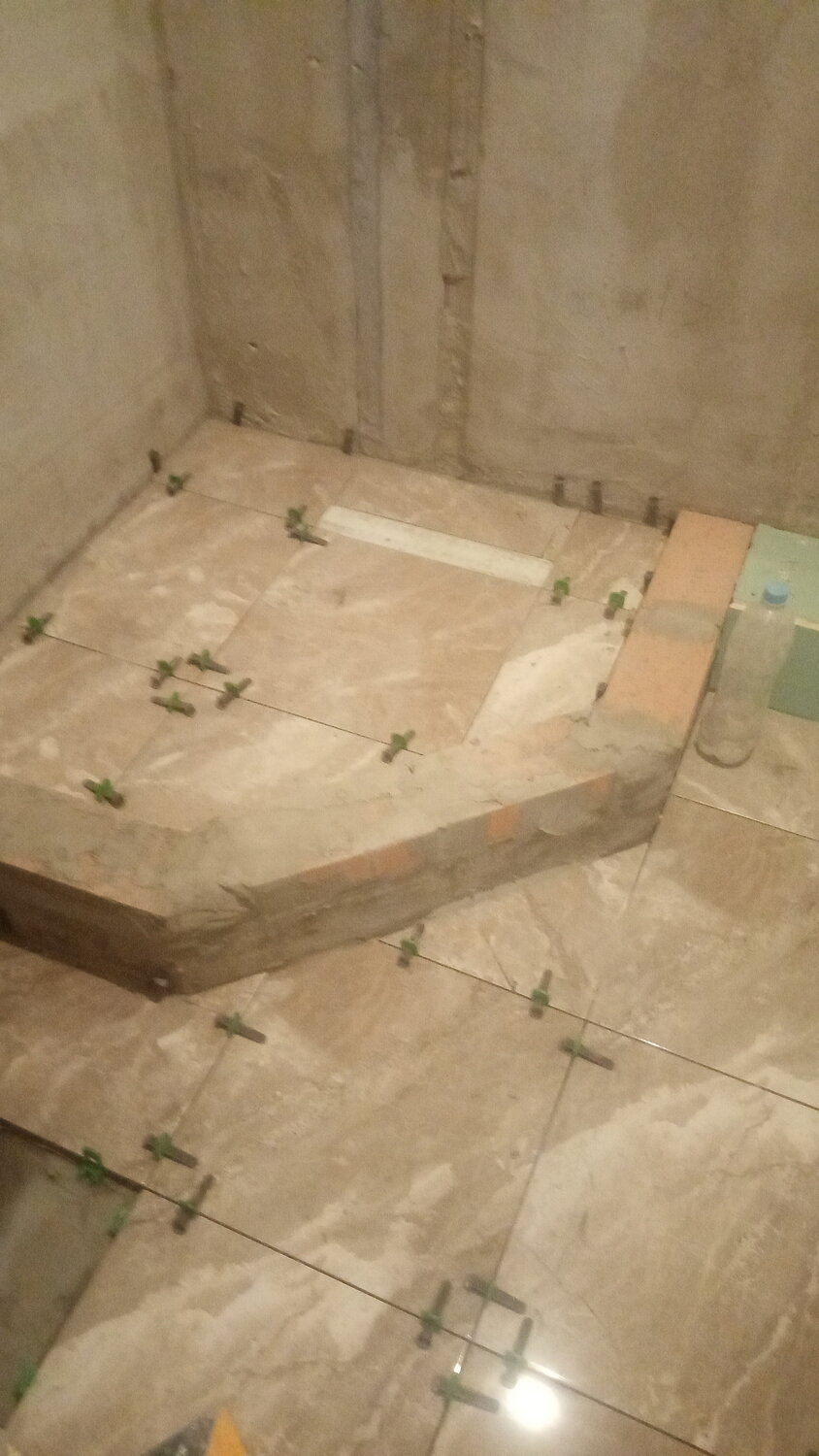 укладка напольной плитки в ванной, укладка со смещением плитки в интерьере, разуклонка плитки 30 на 60 в душевой, пол, укладка плитки под угол вид сверху