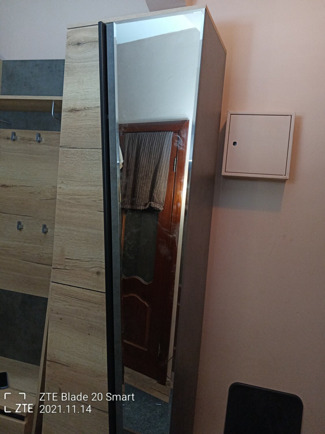 зеркало на торце шкафа, шкаф, шкаф купе, мебель, наклеить зеркало на дверь шкафа