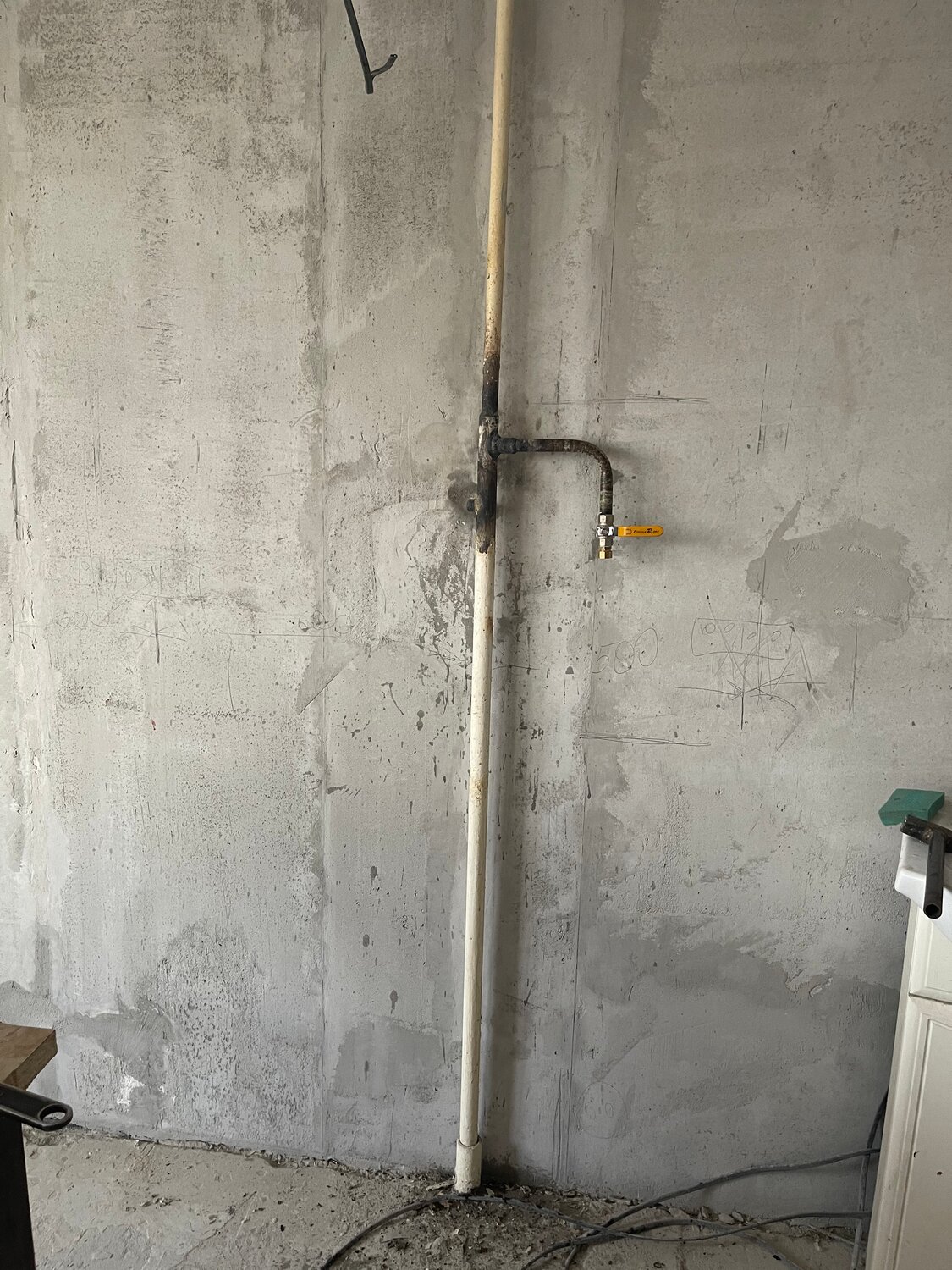 срезать газовую трубу на последнем этаже, газовая труба в квартире, газовая труба на последнем этаже, переварить газовую трубу, газовая труба в новостройке