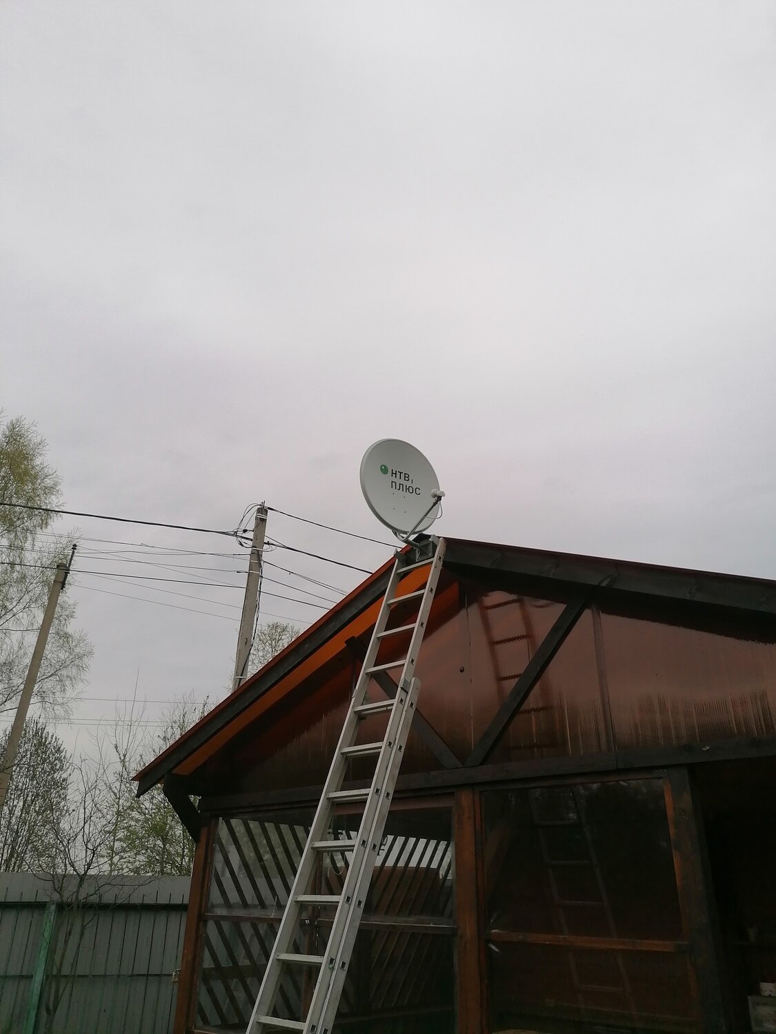 спутниковая антенна, спутниковая тарелка на столбе, спутниковая антенна на столбе, спутниковая тарелка на частном доме, антенна 4g на вышке