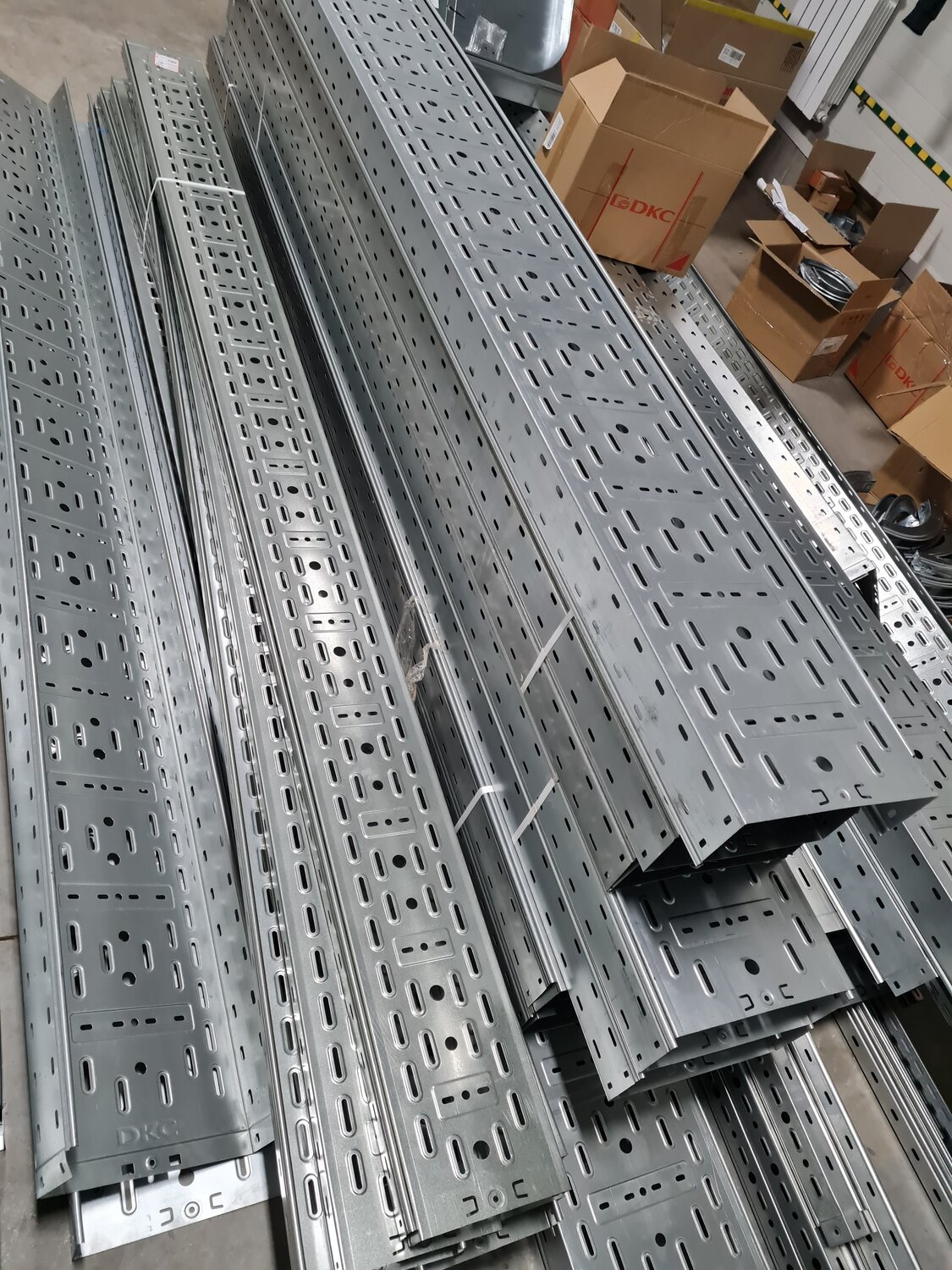 лоток кабельный перфорированный, лоток iek clp10-050-100-3 перфорированный 100х50х3000 0.7мм, лоток перфорированный 150х50х3000 дкс, перфорированный лоток, кабельный лоток