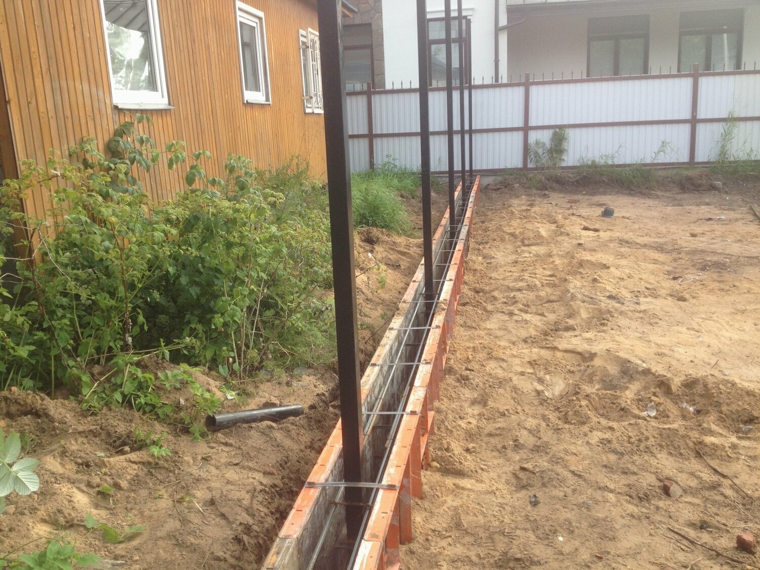 фундамент забора, фундамент под забор, ленточный фундамент под забор, ленточный фундамент для забора, опалубка под ленточный фундамент под забор