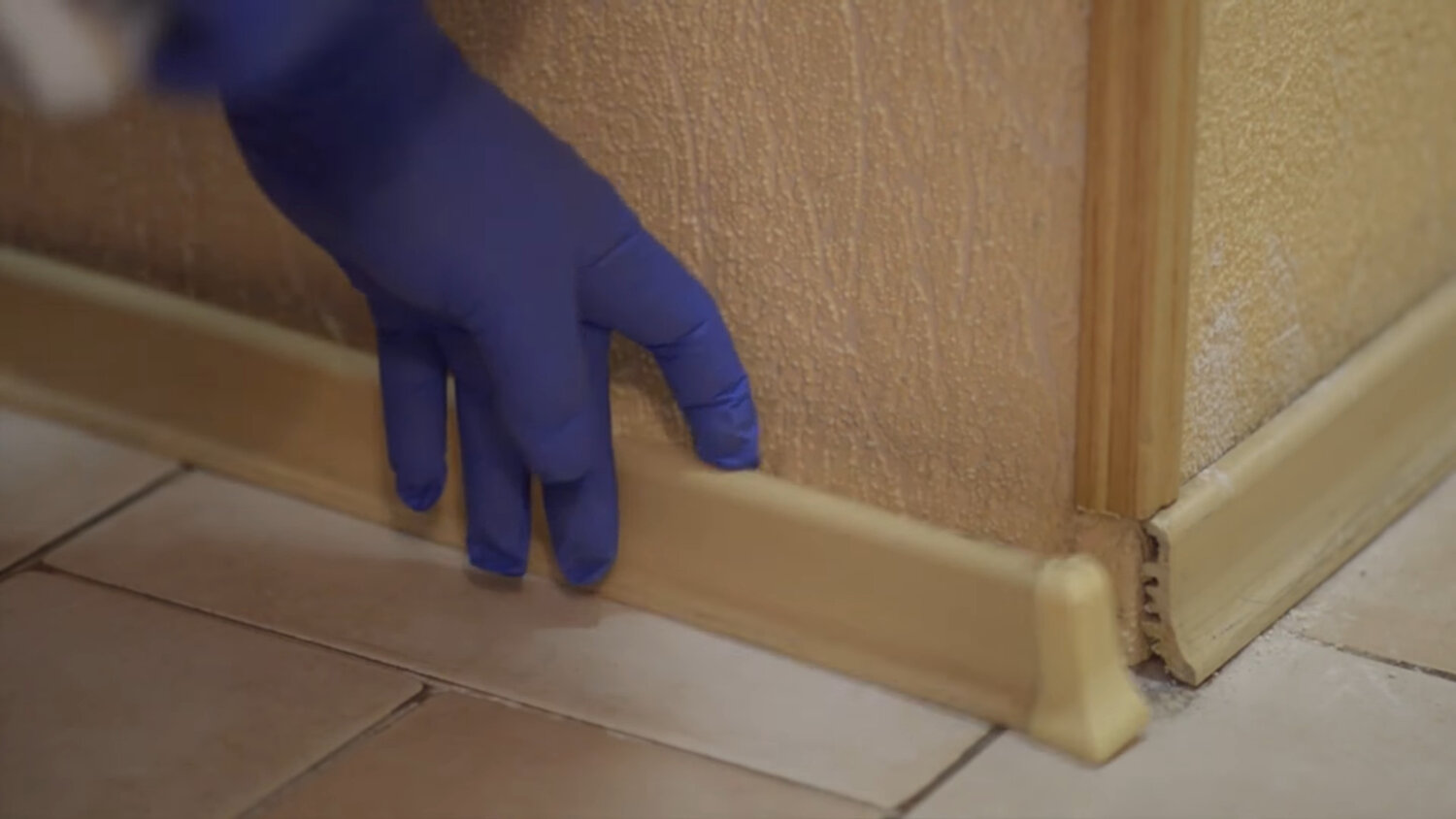 плинтус, монтаж плинтуса пластикового, пластиковый плинтус, монтаж плинтуса, плинтус пол