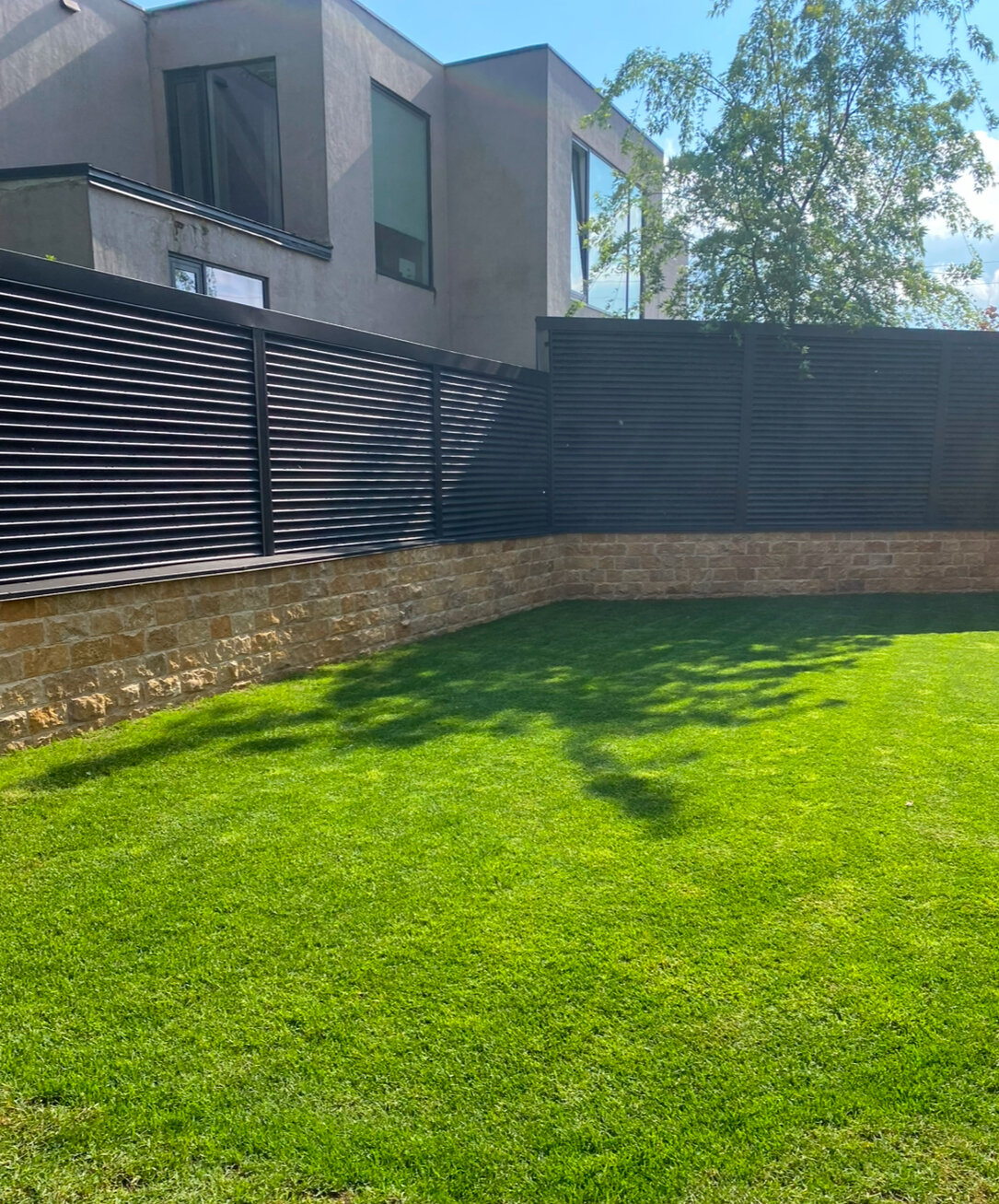 современные заборы, современный забор для загородного дома, забор в современном стиле, забор для коттеджа в современном стиле, забор жалюзи рал 7024