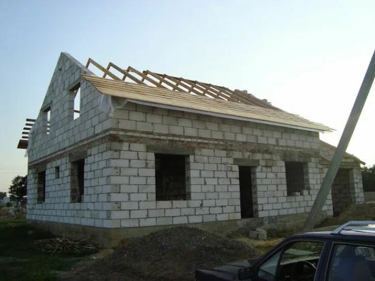 дом из пеноблоков крыша, стройка домов из пеноблоков, фронтон из газоблока, дом из газосиликата, дом из газосиликатных блоков