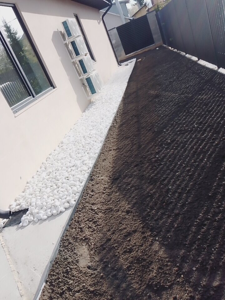 щебеночно песчаная отмостка, отмостка вокруг дома из щебня, отмостка вокруг дома, геотекстиль для отмостки, отмостка щебнем вокруг дома