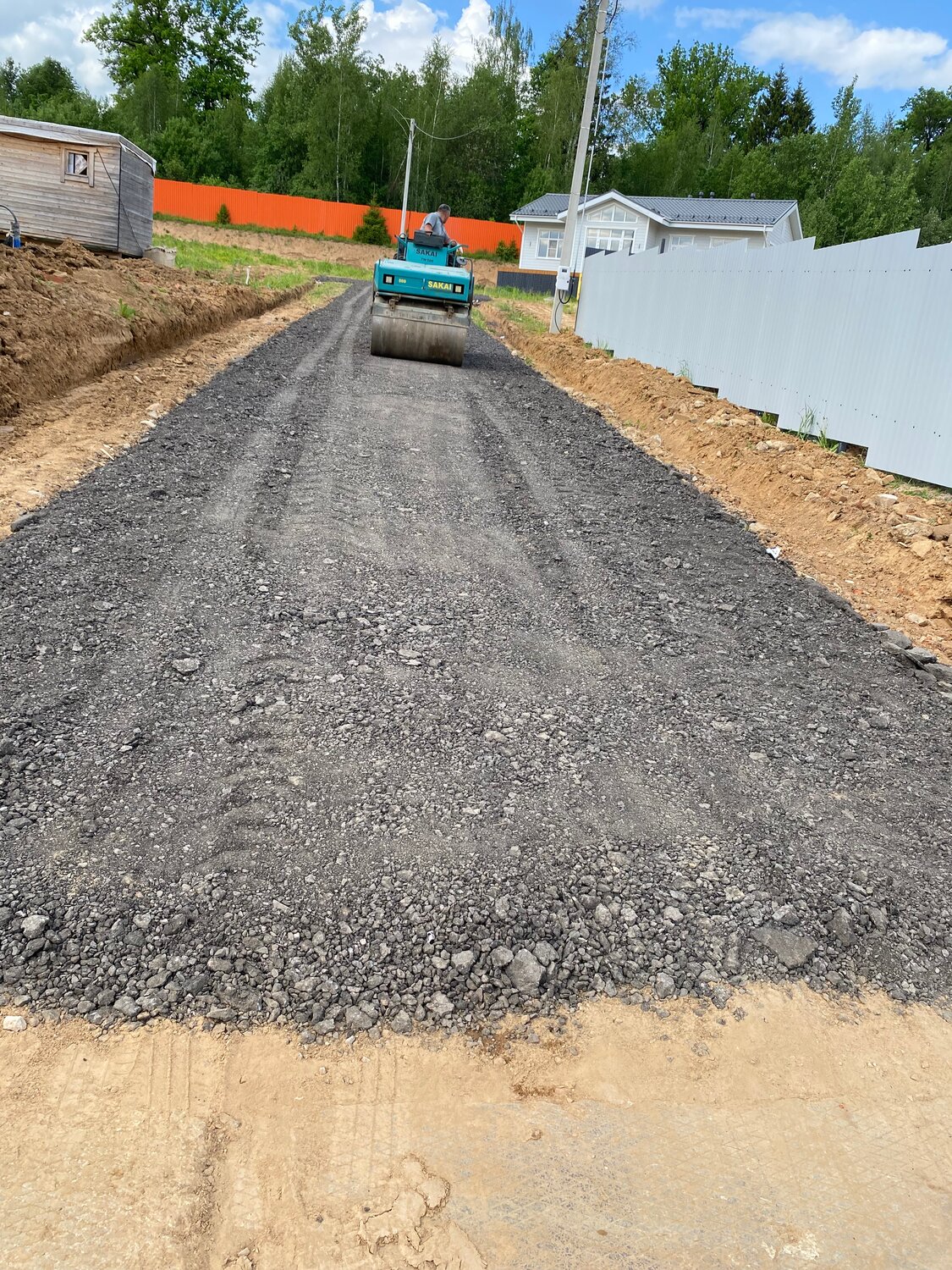 укладка асфальтовой крошки, асфальтная крошка на дороге, дорога из асфальтовой крошки, укладка асфальтной крошки, дорога в