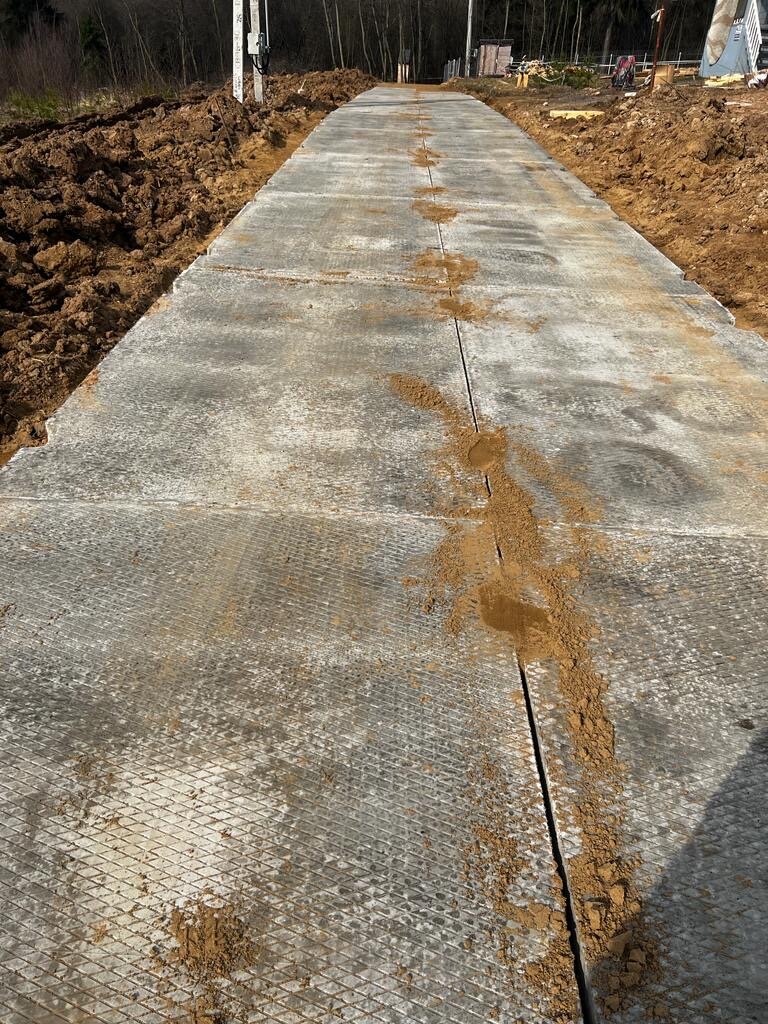 дорога из плит, дорога из бетонных плит, дорожные плиты для временных дорог, дорожная плита, укладка дорожных плит