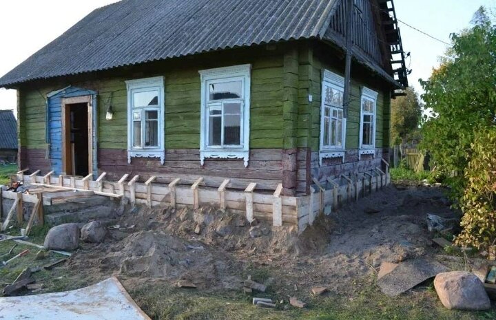 реконструкция старого деревянного дома, новый фундамент под старый деревянный дом, дом старый деревянный, восстановление старого деревянного дома, фундамент старых деревянных домов
