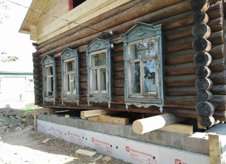 фундамент старых деревянных домов, замена нижнего венца деревянного дома, завалинка в деревянном доме, реконструкция старых деревянных домов, замена фундамента под деревянным домом