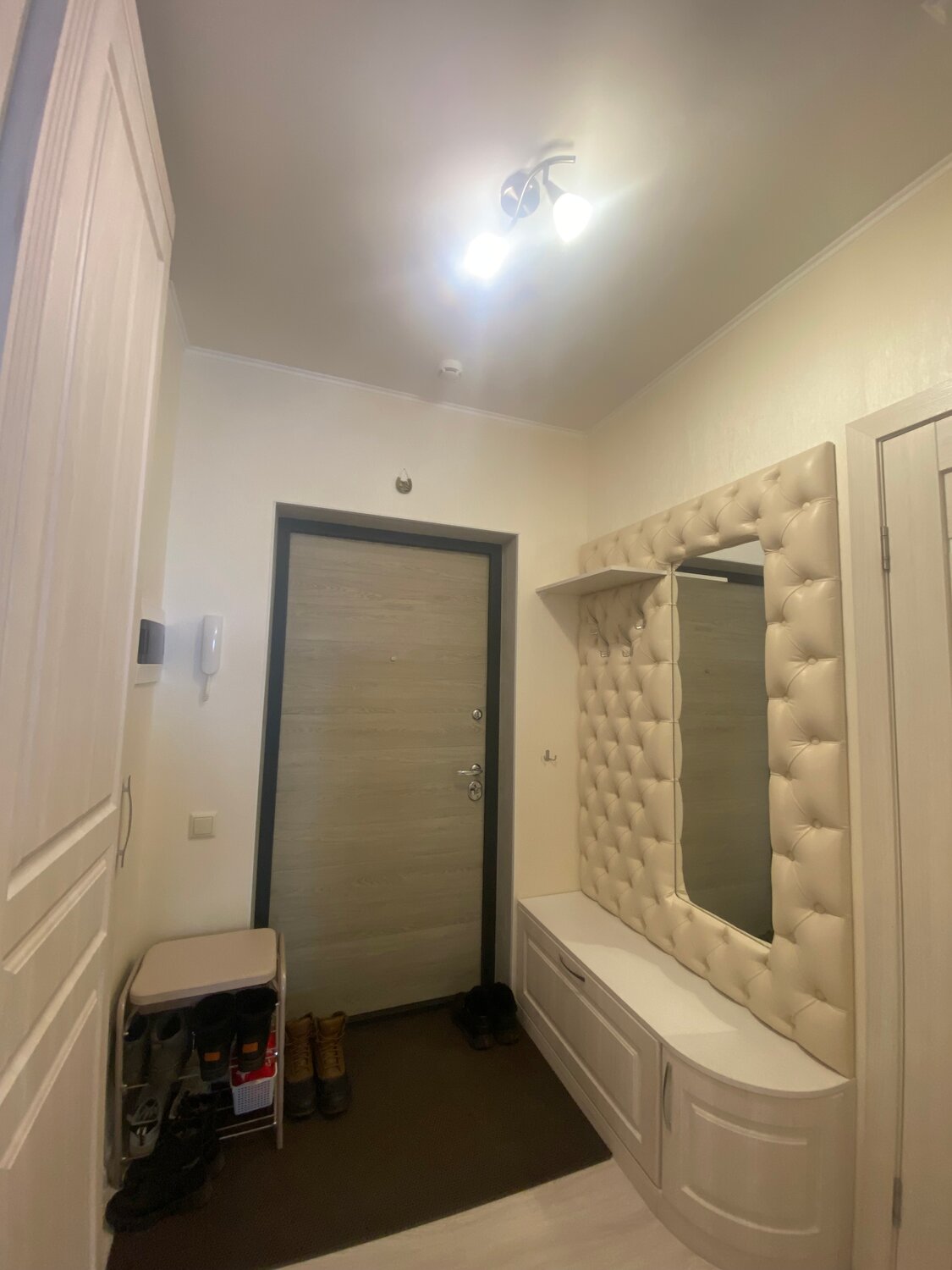 прихожая с каретной стяжкой, мягкая панель в прихожую, мебель для прихожей, прихожая мягкая, прихожая