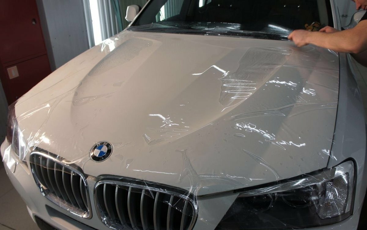 Оклейка автомобиля антигравийной пленкой