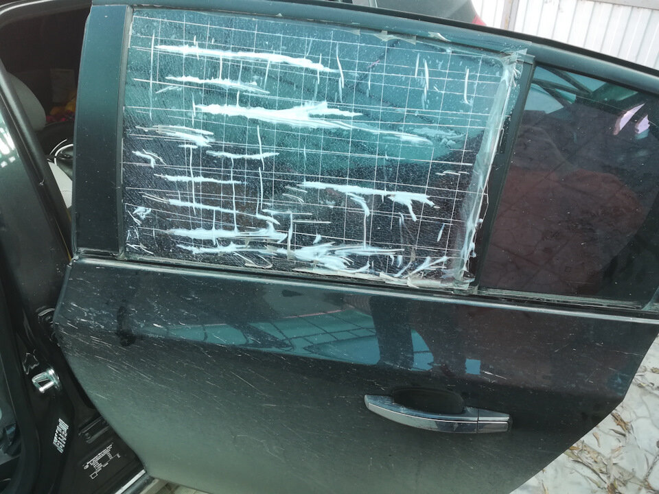 разбитое боковое стекло автомобиля, дверь авто разбито стекло, автомобиль, разбитое заднее стекло автомобиля, стекло