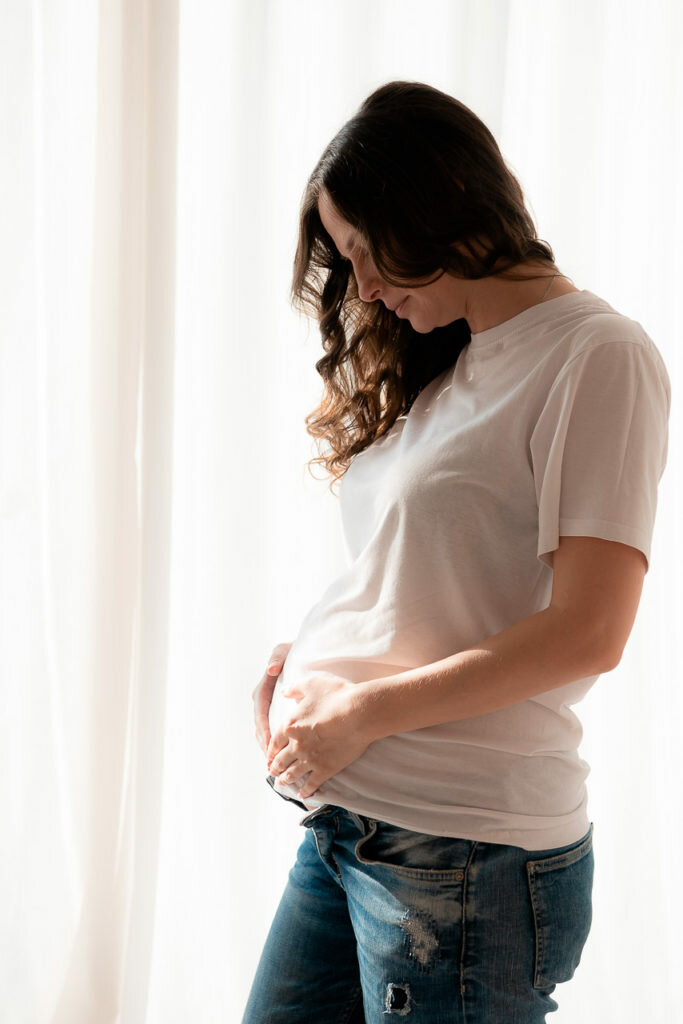 беременность, беременность человека, беременная у окна, беременная женщина, фотосессия беременной в рубашке
