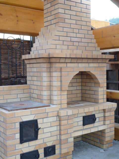 комплексное барбекю из кирпича, печь-мангал из кирпича для беседки, барбекю из кирпича с колосниками, печи для барбекю и шашлыка с казаном из кирпича, печь барбекю дачная