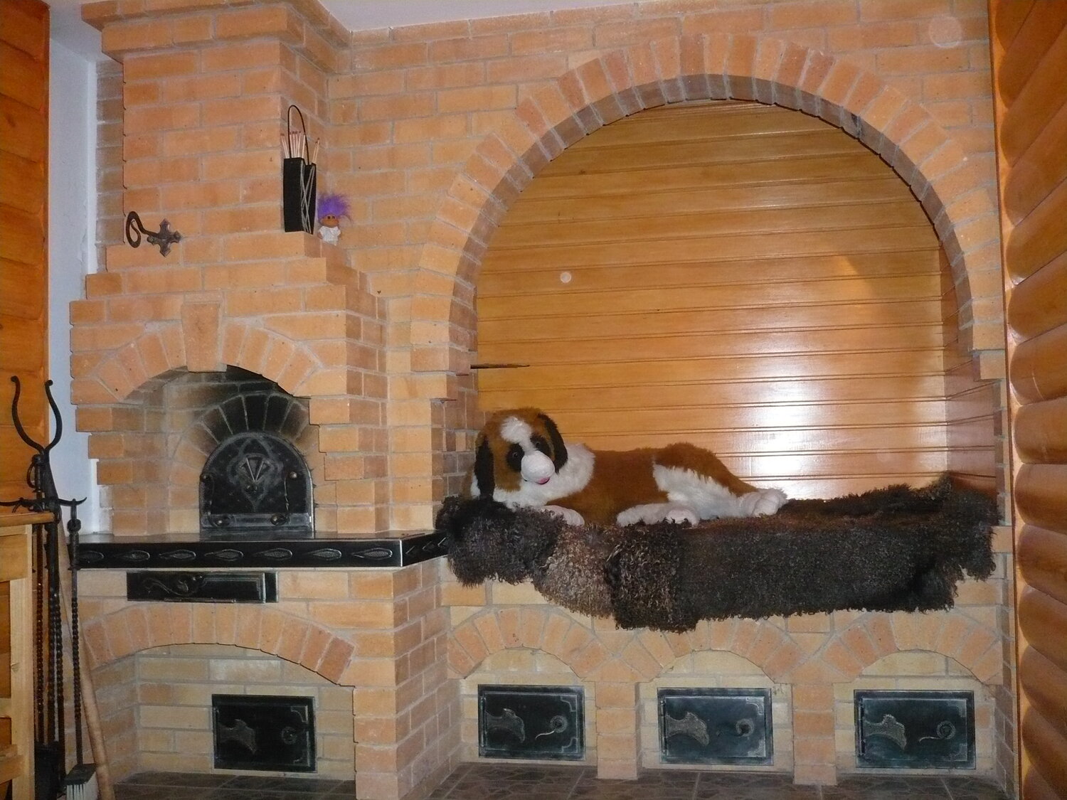 камины каменные в зале с лежанкой, печи и камины, русская печь, кошка на печи, камина