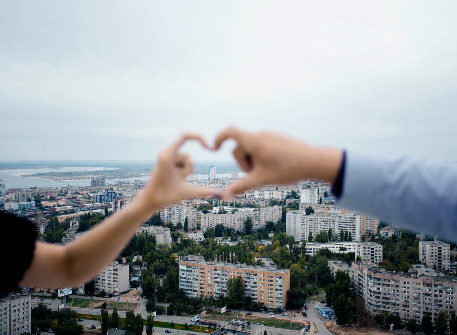 город в руках, город, люди, сердце из рук париж, вверх