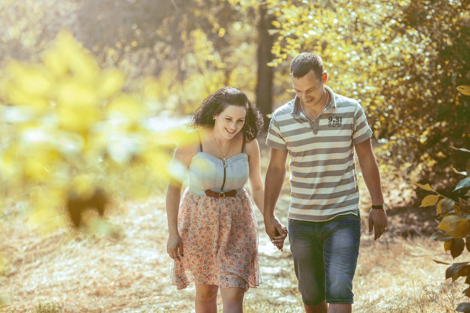 молодая парочка на прогулке, молодая пара на прогулке, влюбленные на прогулке, парень с девушкой гуляют по парку, человек