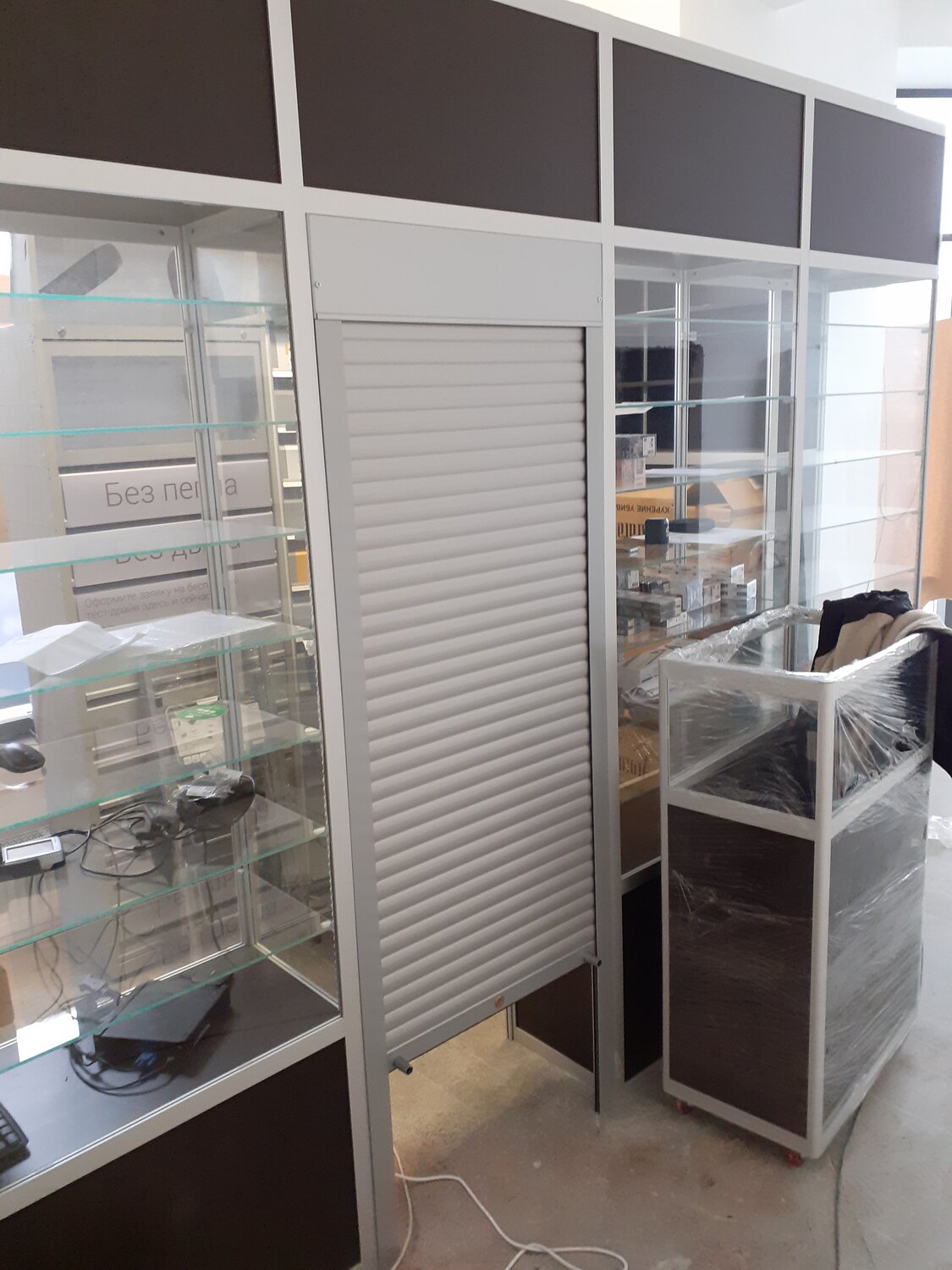 комбинированные перегородки с жалюзи, шкаф витрина с жалюзи, помещение, офисные перегородки, рольставни для торгового оборудования