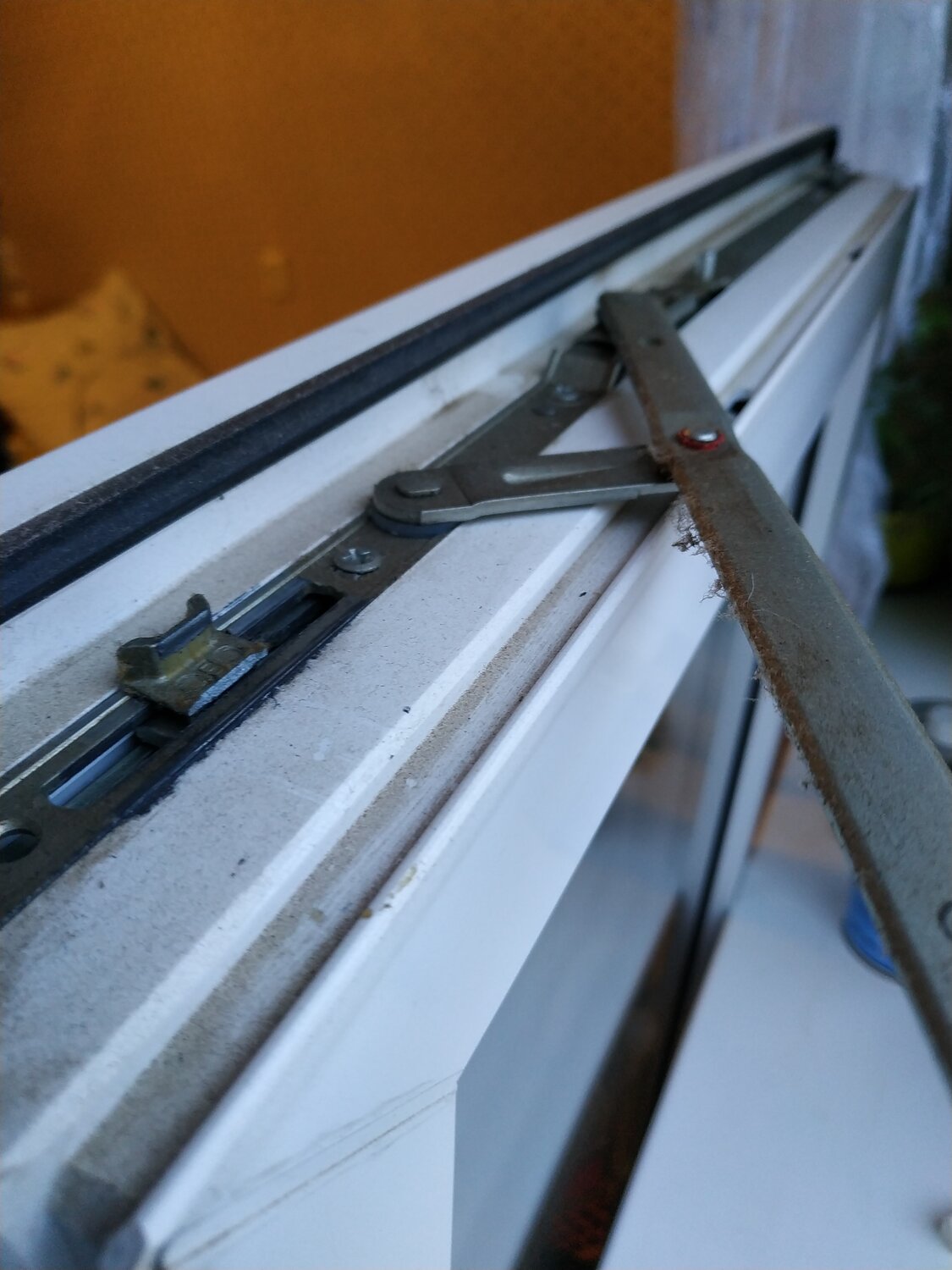 оконная фурнитура roto patio alversa, фурнитура для установки окон, ножницы roto поворотно-откидного механизма, фурнитура aubi titan регулировка прижима, сломанная фурнитура окна