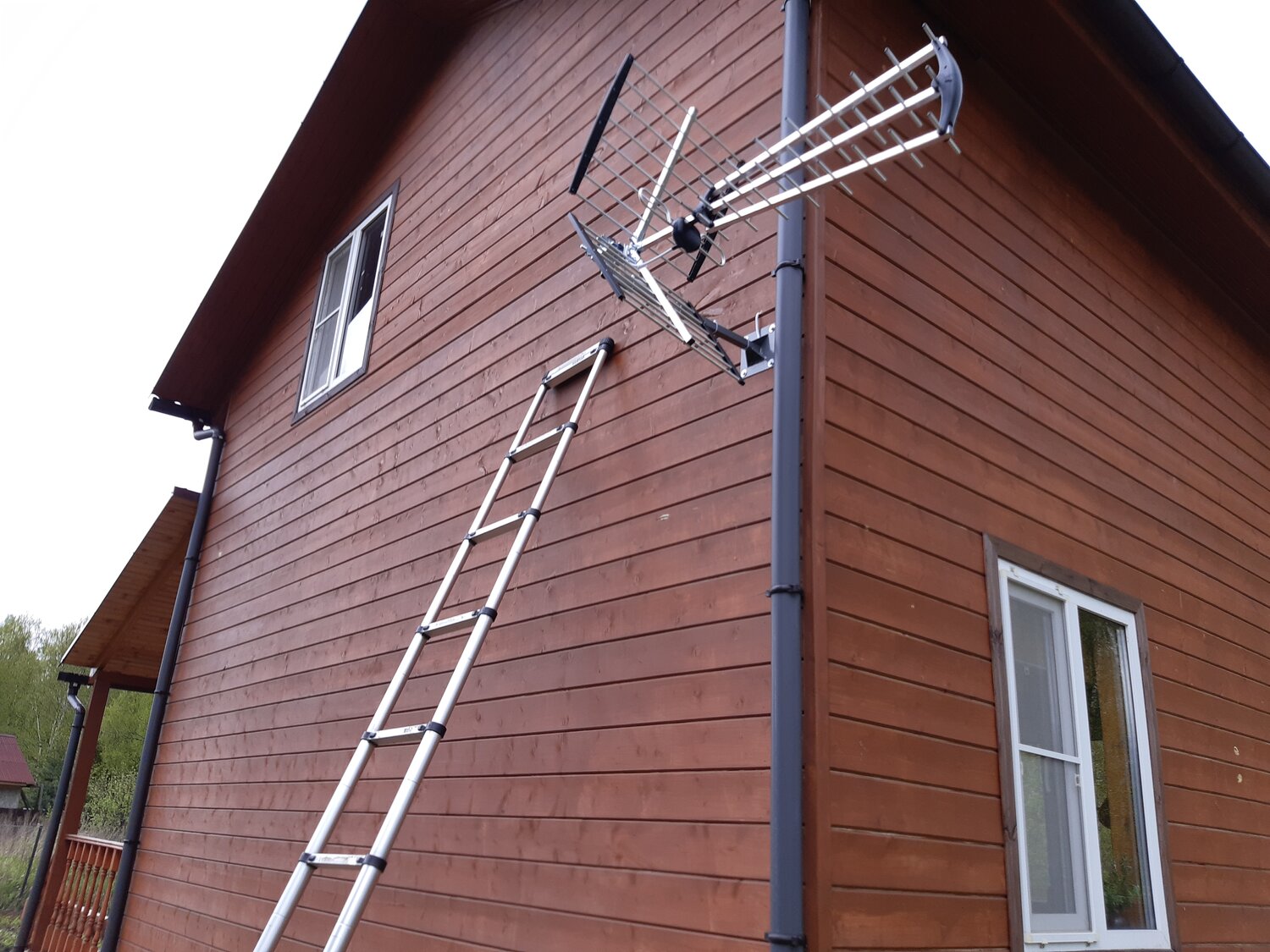 лестница для сайдинга, усиление сигнала сотовой связи и интернета на даче своими руками, установка тв антенн талдом, на что крепить антенну на даче, крепление прожектора на сайдинг