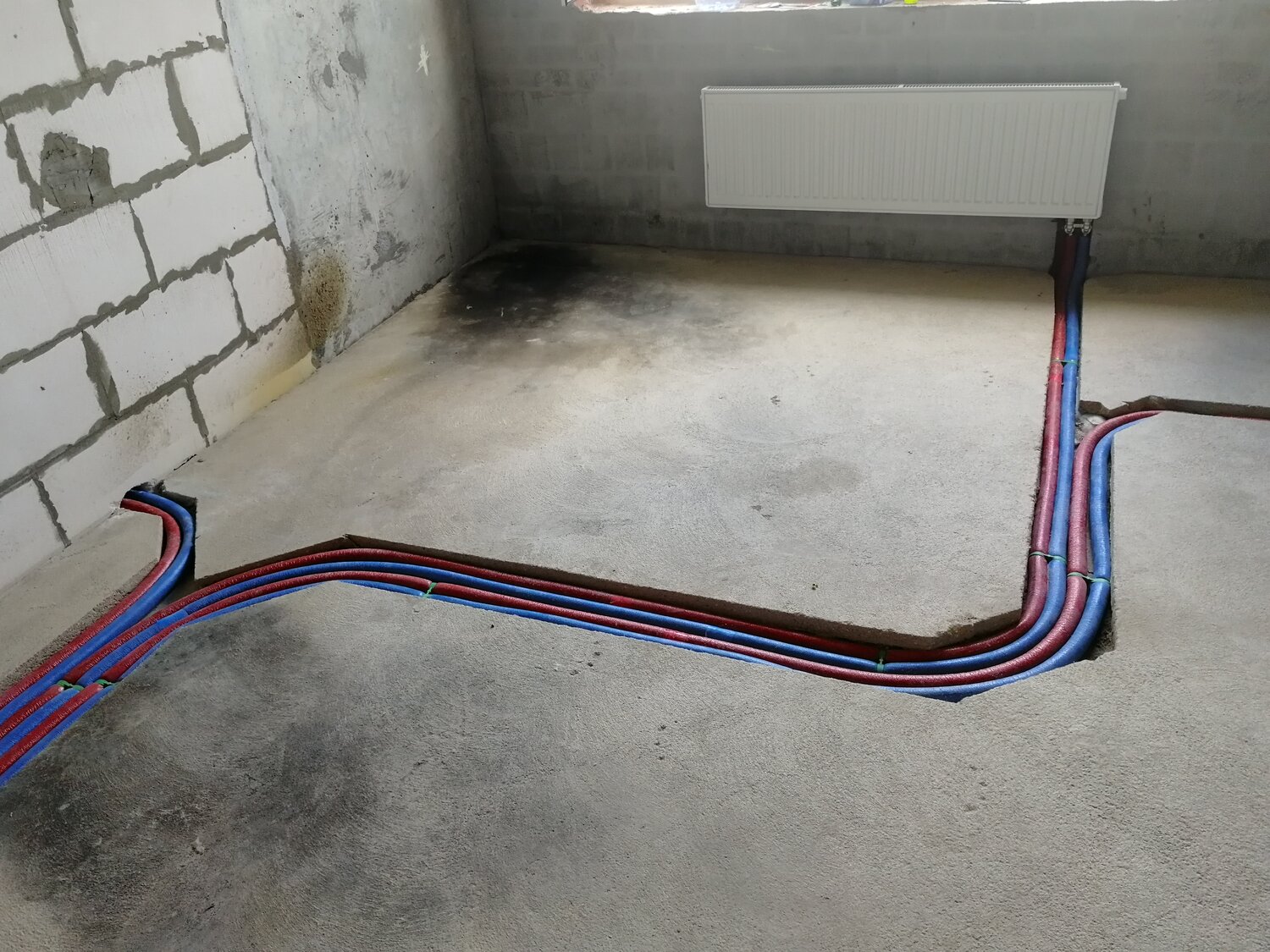 прокладка труб отопления в стяжке, разводка отопления рехау, трубы рехау для батареи отопления под стяжкой, обжимная система отопления рехау, трубы под стяжкой