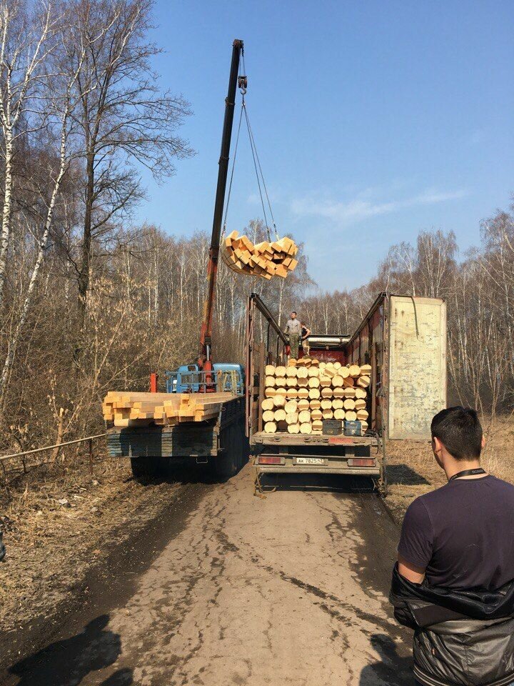 погрузка леса гидроманипулятором, техника, разгрузка неокоренных бревен с урала лесовоза, строительство или ремонт, сосновый пиловочник выгрузка манипулятором