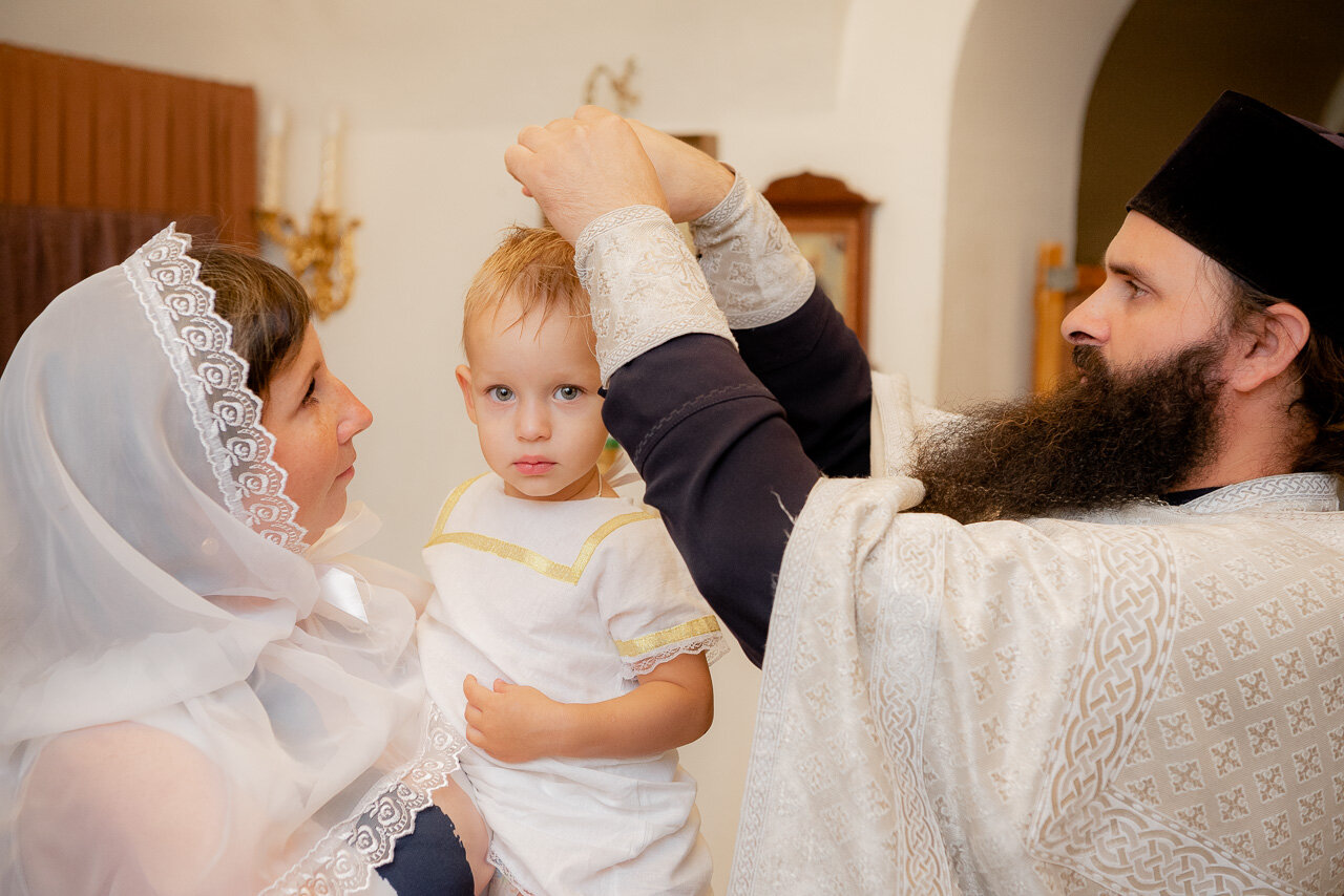 крещение ребенка, крестины, таинство крещения, фотограф на крещение ребенка, пострижение волос в таинстве крещения