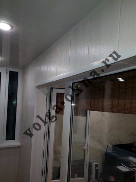 потолок в коридор, потолок, шкаф с подсветкой в потолке, двухуровневые потолки, линии на натяжном потолке в прихожей
