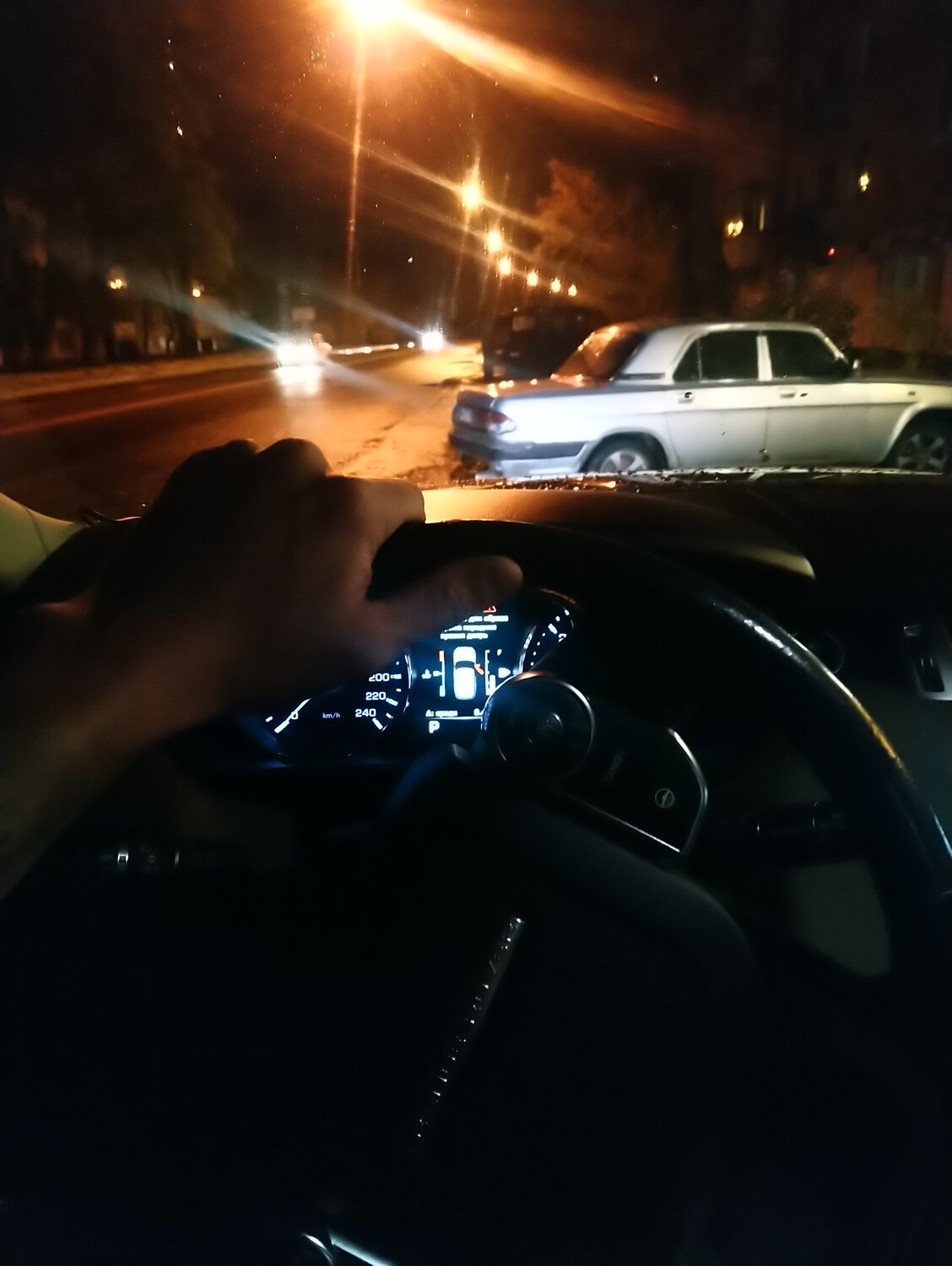 за рулем весты ночью, автомобиль, катание на машине ночью, за рулём, ночная поездка