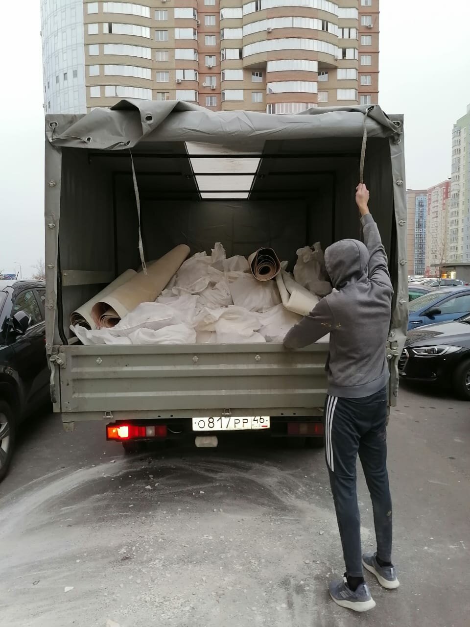 вывоз мусора газель грузчики, газель 20 кубов грузчики вывоз мусора, вывоз строительного мусора газелью в москве, вывоз мусора газель, газель 33021 вывоз мусора