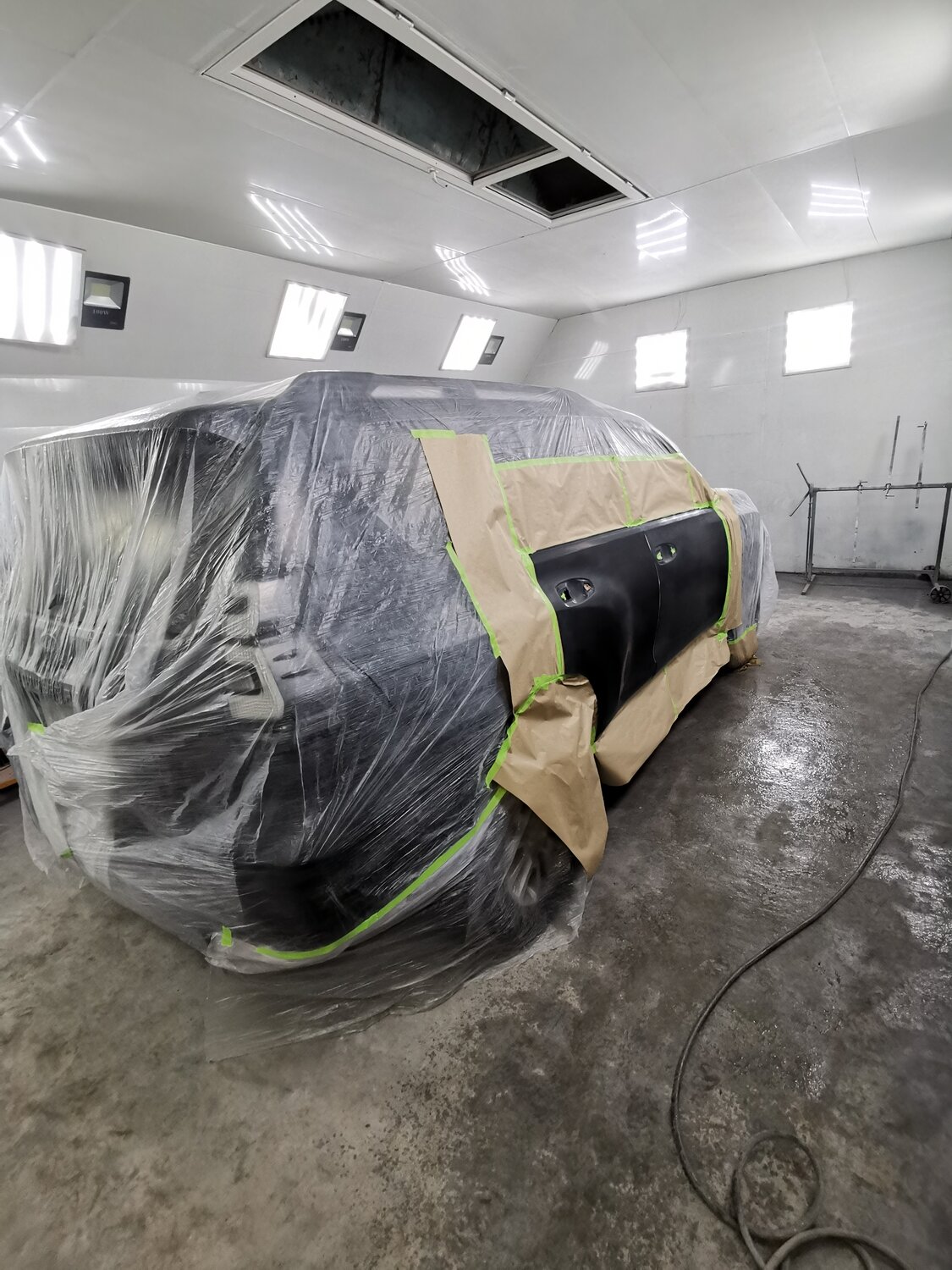 камера для покраски автомобилей, покраска авто в покрасочной камере, маскировочная пленка для покраски автомобиля, покраска авто в гараже, авто