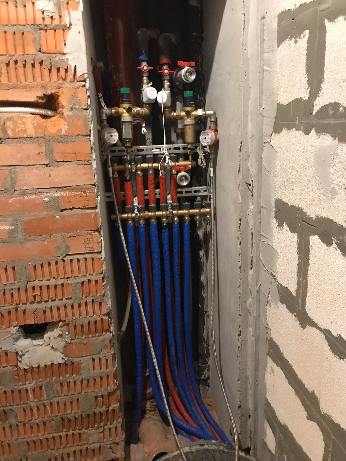 хвс и гвс рехау, монтажный шина рехау для сантехники, шкаф с гребенками водоснабжения в квартире, гребенки для водоснабжения, коллекторный узел в квартире