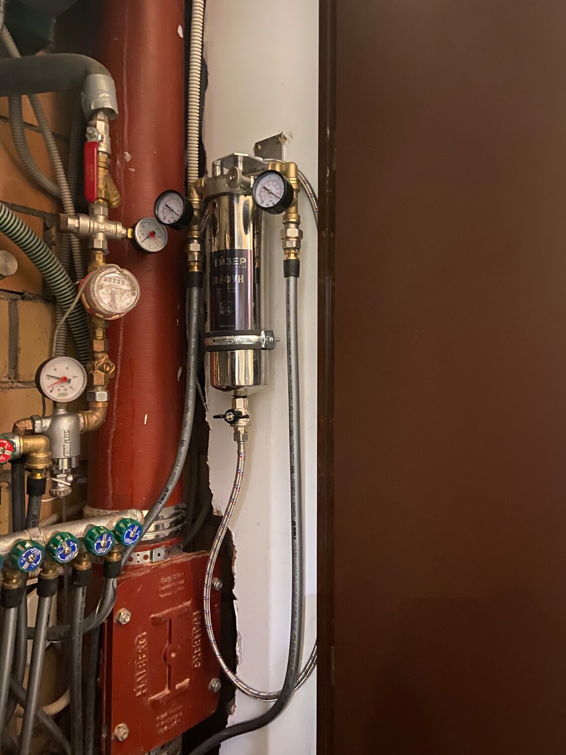 водоснабжение, водоснабжение в квартире, коллектор горячей воды обвязка rehau, коллекторная разводка рехау, сантехнический щит с коллекторами рехау