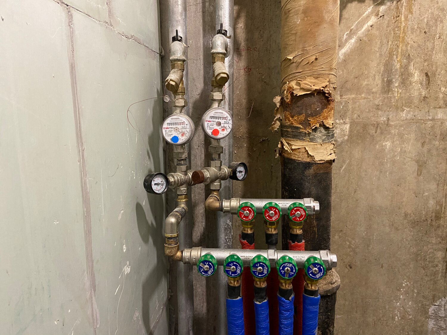 коллекторная разводка 1/2, коллекторная разводка труб полиэтиленовых труб, коллекторный узел водоснабжения гребенка, сантехническая разводка в квартире, водоснабжение