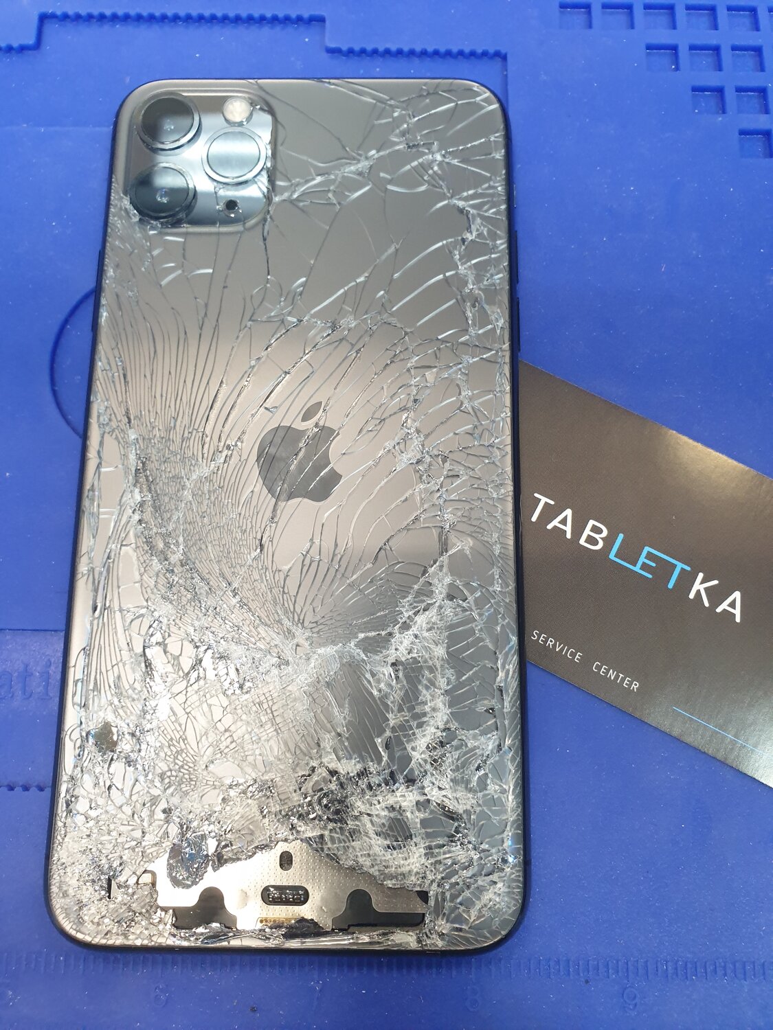 смартфон, iphone, мобильный телефон, разбитый iphone 11 pro max, разбитый айфон 11