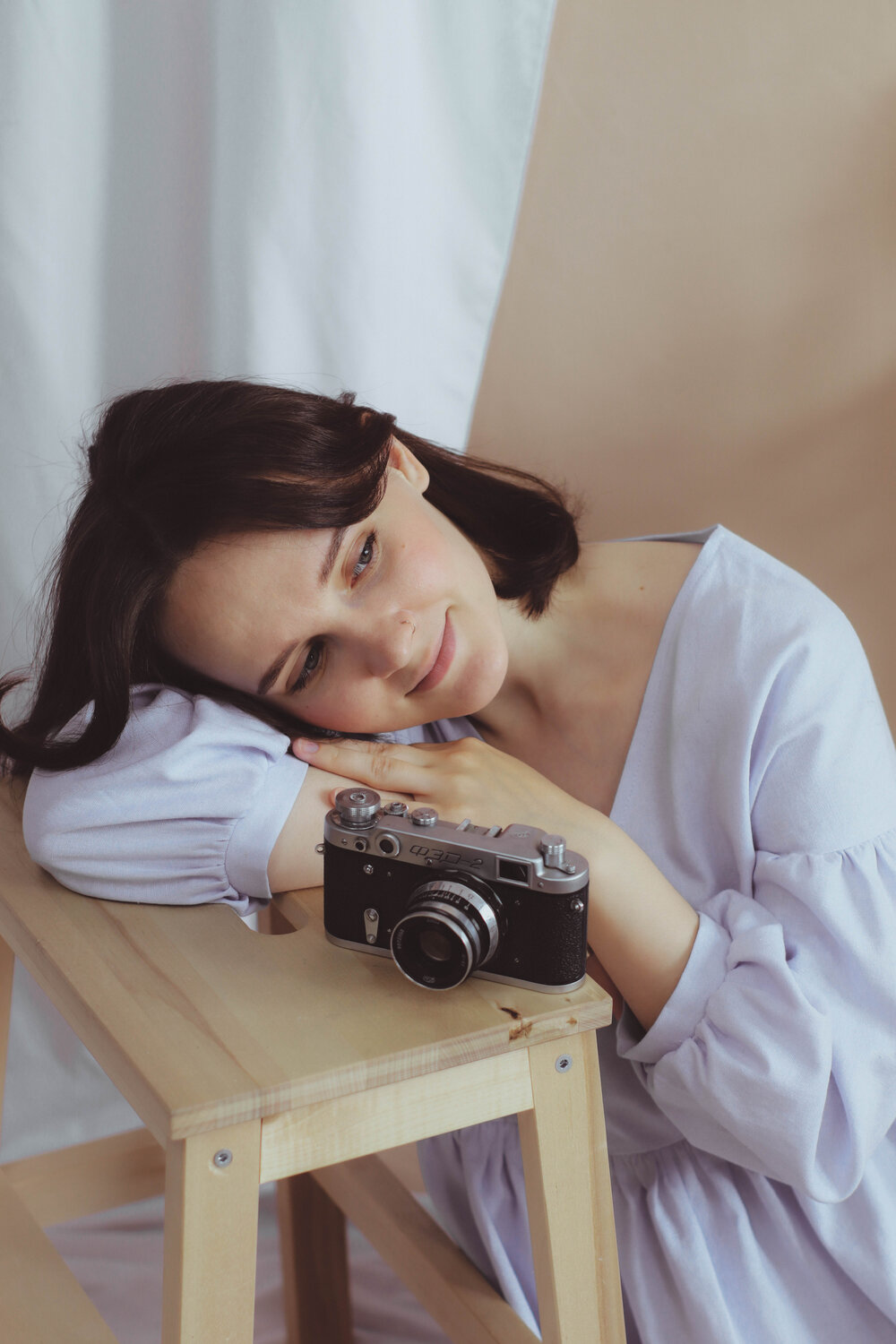 девушка, девушка держит фотоаппарат, фотосъемка, фотосессия, держит фотоаппарат