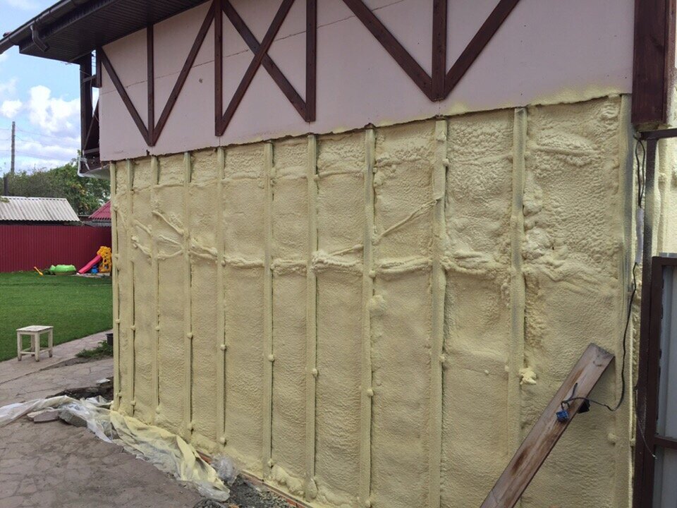 утеплитель для бани снаружи, напыление пенополиуретана на фасад, утепление дома из пеноблоков снаружи, оштукатуренный забор, наружное утепление дома из бруса