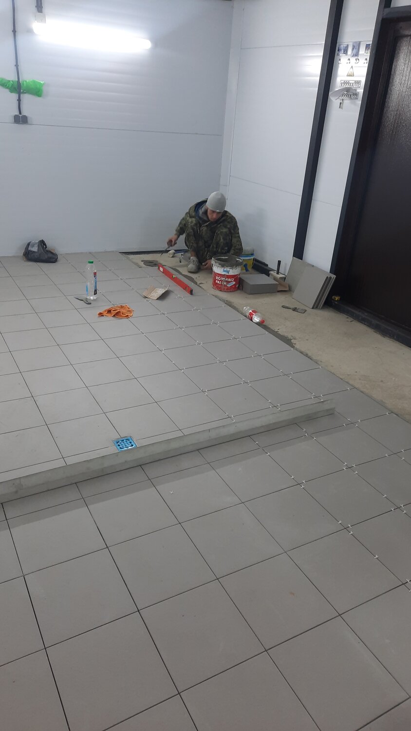 укладка плитки, укладка плитки профи, укладка плитки большой объем, плитка для пола в гараже, укладка плитки 600х200 на пол