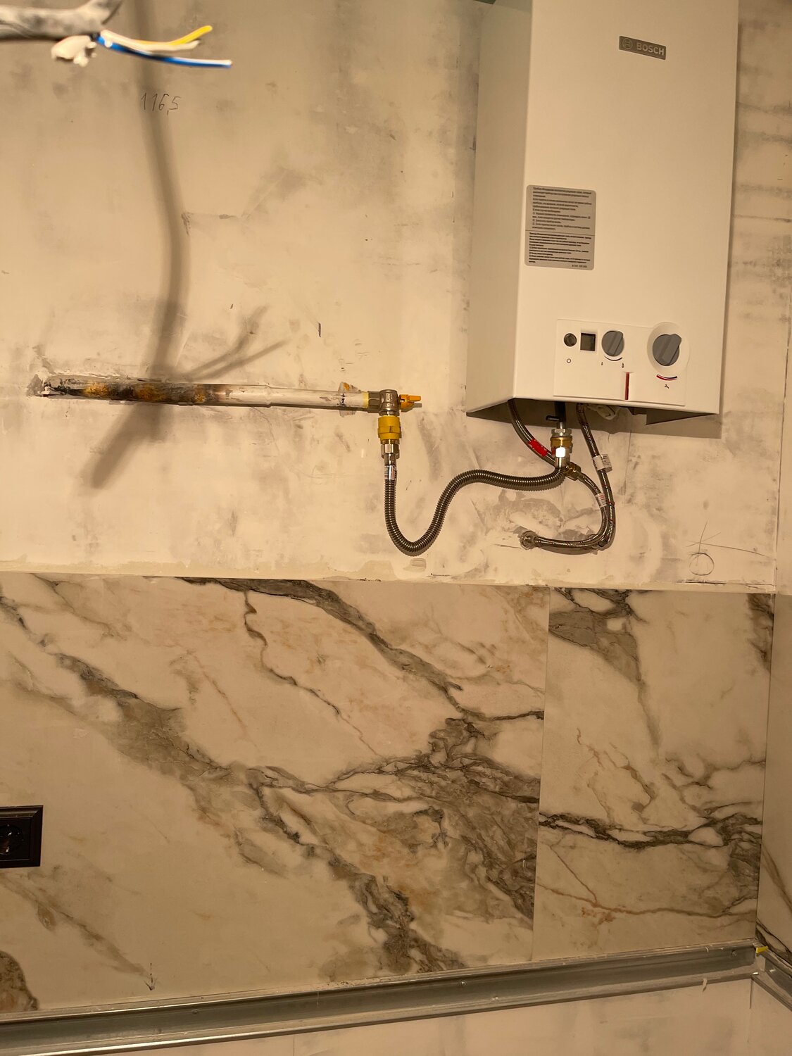 газовая трубiв квартире, газовая труба в квартире, разводка водоснабжения рехау, за штробить трубы воды газовой колонки, счётчик гранд 4 разводка на плиту и котел