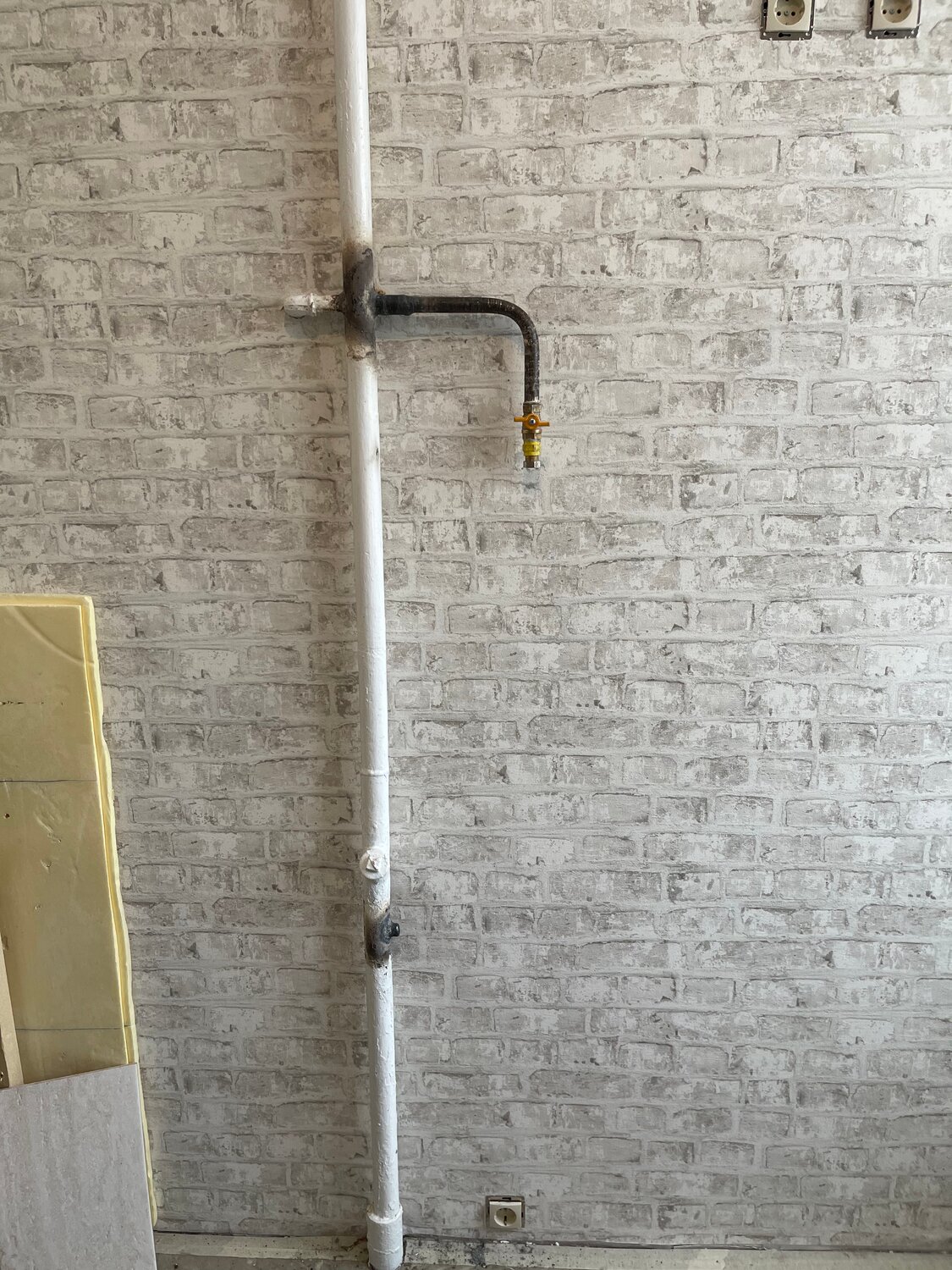 держатель для газовой трубы в квартире, срезать газовую трубу на последнем этаже, отвод газовой трубы, газовая трубiв квартире, тройник на газовую трубу в квартире