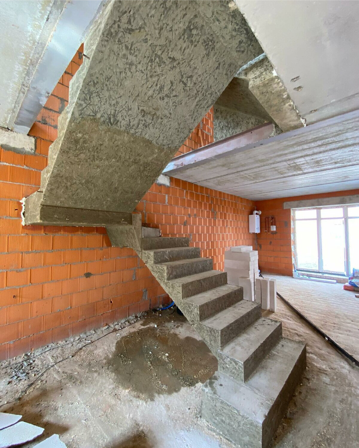 монолитные лестницы, бетонная лестница, бетонные лестницы в частном доме, лестница из бетона, железобетонная лестница