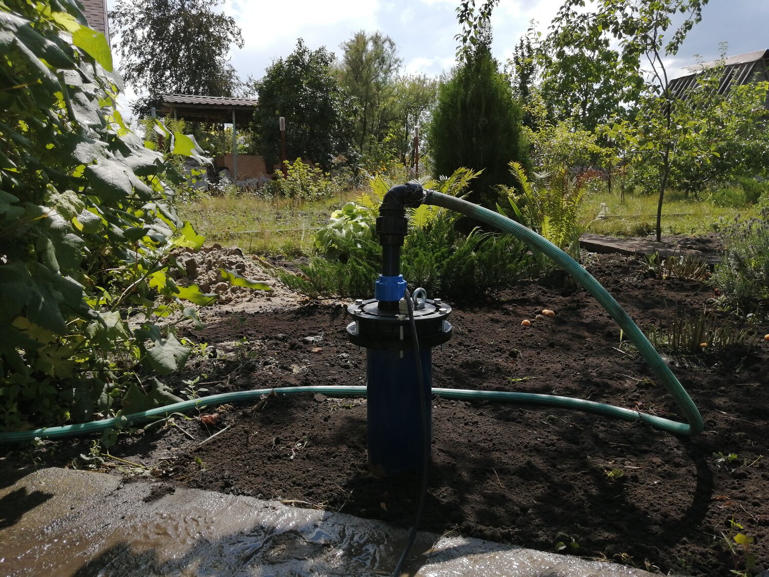 обустройство скважины для полива, обустройство скважины, скважина на воду, обустройство скважины на воду, оголовок скважины для дачи